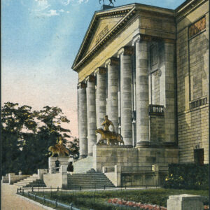 neoklasycystyczny budynek z sześciokolumnowym portykiem, zwieńczony rzeźbą Pegaza do którego prowadzą monumentalne schody z rzeźbami po obu stronach, przed budynkiem ozdobny trawnik