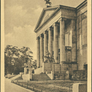 neoklasycystyczny budynek z sześciokolumnowym portykiem, zwieńczony rzeźbą konia ze skrzydłami do którego prowadzą monumentalne schody z rzeźbami po obu stronach, przed budynkiem ozdobny trawnik