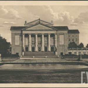 neoklasycystyczny budynek z sześciokolumnowym portykiem do którego prowadzą monumentalne schody, z prawej przylega do niego parterowy pawilon zakończony dwiema wieżyczkami, przed budynkiem sadzawka