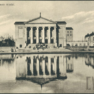 neoklasycystyczny budynek z sześciokolumnowym portykiem do którego prowadzą monumentalne schody, z prawej przylega do niego parterowy pawilon zakończony dwiema wieżyczkami, na schodach ludzie, przed budynkiem tramwaj, na pierwszym planie sadzawka