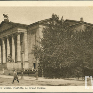 neoklasycystyczny budynek z sześciokolumnowym portykiem, zwieńczony rzeźbą konia ze skrzydłami do którego prowadzą monumentalne schody z rzeźbami po obu stronach, z prawej kępa drzew