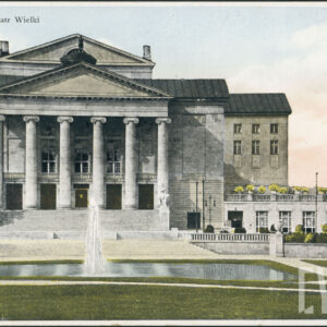 neoklasycystyczny budynek z sześciokolumnowym portykiem do którego prowadzą monumentalne schody, z prawej przylega do niego parterowy pawilon zakończony dwiema wieżyczkami, przed budynkiem sadzawka z fontanną