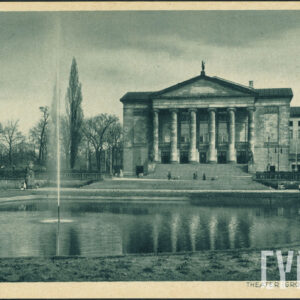 neoklasycystyczny budynek z sześciokolumnowym portykiem do którego prowadzą monumentalne schody, przed budynkiem sadzawka z fontanną, w oddali spacerują ludzie
