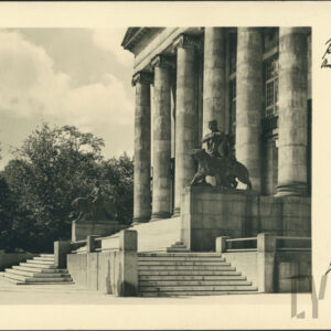 wejście do budynku z jednym rzędem sześciu kolumn, do budynku prowadzą szerokie schody, po obu ich stronach rzeźby
