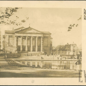 na pierwszym planie sadzawka, w głębi neoklasycystyczny budynek z sześciokolumnowym portykiem do którego prowadzą monumentalne schody, przed budynkiem i na schodach ludzie