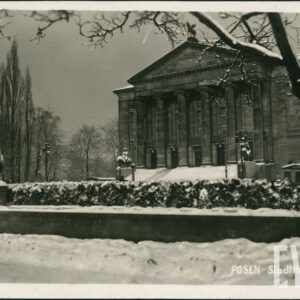 neoklasycystyczny budynek z sześciokolumnowym portykiem, zwieńczony rzeźbą konia ze skrzydłami do którego prowadzą monumentalne schody z rzeźbami po obu stronach, na pierwszym planie niski murek z rzeźbą amfory, za nim ośnieżone krzaki
