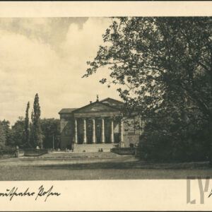 na pierwszym planie trawnik z mało widoczną sadzawką, z prawej drzewa, w głębi neoklasycystyczny budynek z sześciokolumnowym portykiem, po jego lewej stronie drzewa