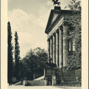 wejście do budynku z jednym rzędem sześciu kolumn, które wspierają trójkątny dach, na nim rzeźba konia ze skrzydłami, do budynku prowadzą szerokie schody, po obu ich stronach rzeźby, dookoła budynku drzewa