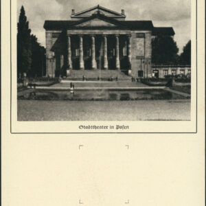 na pierwszym planie sadzawka z fontanną, w głębi neoklasycystyczny budynek z sześciokolumnowym portykiem do którego prowadzą monumentalne schody, z lewej drzewa, przed budynkiem spacerują ludzie