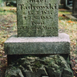 granitowy prostopadłościan na niskim cokole osadzony na ściętym kopcu skalnym, na steli wyryta inskrypcja, dolna część kopca i prawy narożnik steli uszkodzone