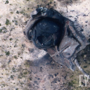 metalowa różyczka na kamiennym tle