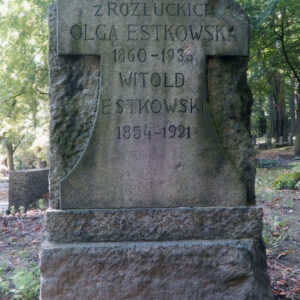 nieregularnie obrobiony blok kamienny zamknięty łukiem, umieszczony na prostopadłościennej podstawie, na bloku wypukło rzeźbiony, wychodzący lekko przed lico, gładki krzyż o belce poprzecznej przechodzącej w łuk z dolną belką rozszerzająca się, na krzyżu ryta inskrypcja