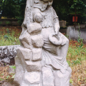 kamienny kopiec z dużych ciosów kamienia, na nich siedząca dziewczynka w długiej sukni o dużym dekolcie, głowa lekko przechylona na prawe ramię, prawa ręka odłamana na wysokości łokcia, lewa opuszczona na udo, w niej wieniec