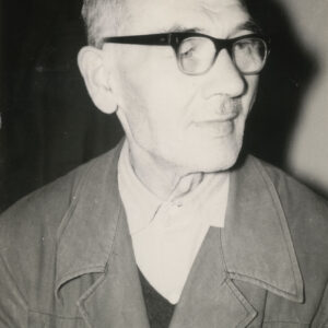 starszy mężczyzna w okularach i ubraniu roboczym