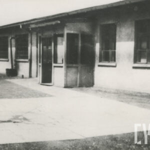 budynek murowany z oknami i drzwiami wejściowymi