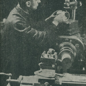 mężczyzna w średnim wieku w stroju roboczym, stojący przy urządzeniu mechanicznym