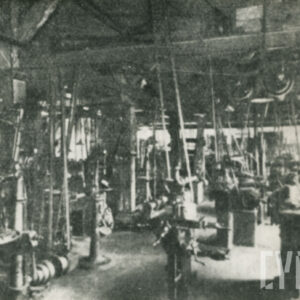 urządzenia mechaniczne stojące w dużej hali