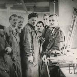 grupa mężczyzn w średnim wieku w ubraniach roboczych pozująca do fotografii