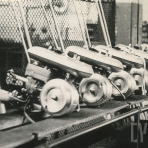 kilka urządzeń mechanicznych, stojących w rzędzie