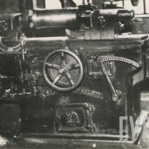 duże metalowe urządzenie mechaniczne stojące w hali zakładowej