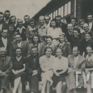 grupa osób, kobiet i mężczyzn pozujących do fotografii