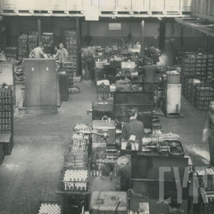 duże pomieszczenie pełne półek i biurek oraz maszyn mechanicznych 