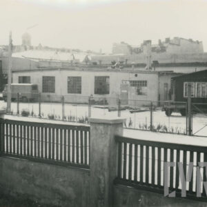 budynki przemysłowe otoczone ogrodzeniem