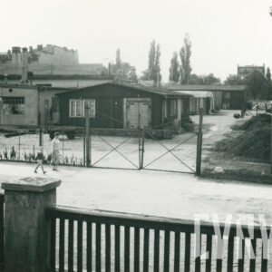 budynki przemysłowe otoczone ogrodzeniem