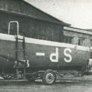 złożony szybowiec umiejscowiony na wozie transportowym 