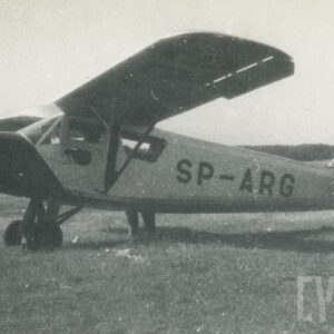 samolot stojący na trawiastym lądowisku