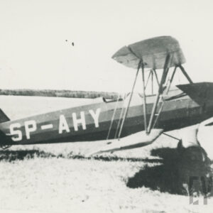 samolot stojący na trawiastym lądowisku