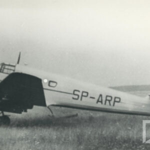 samolot stojący na porośniętym trawą gruncie