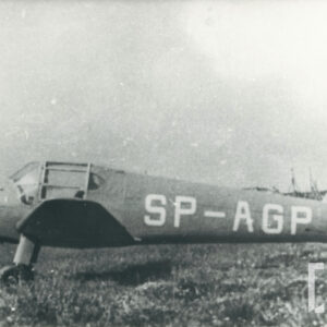 samolot stojący na porośniętym trawą gruncie