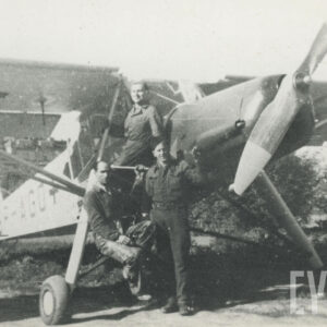 trzej mężczyźni przy samolocie