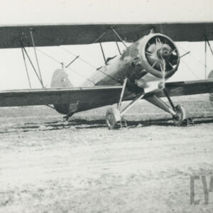 samolot stojący na porośniętym trawą gruncie