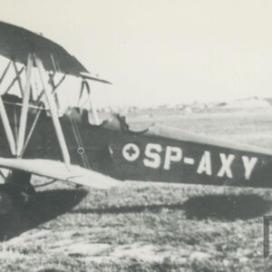 samolot stojący na trawiastym lądowisku