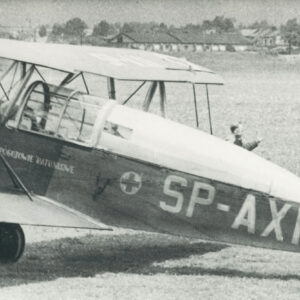 samolot stojący na trawiastym lądowisku