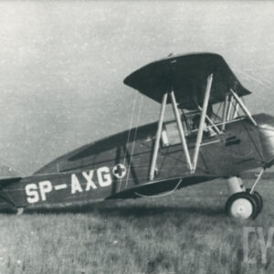 samolot stojący na trawiastym lądowisku