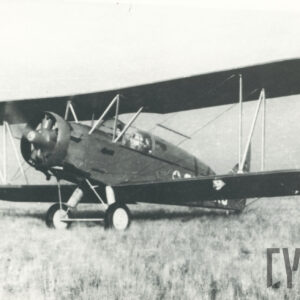 samolot stojący na trawiastym lądowisku