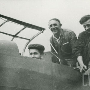 grupa mężczyzn w strojach roboczych pozująca do zdjęcia na samolocie