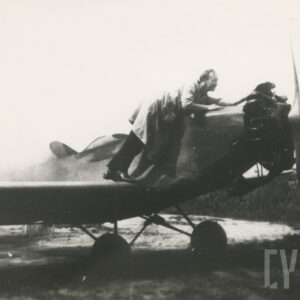 mężczyzna wspinający się na kadłub samolotu