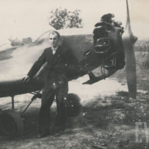 mężczyźni pozujący do fotografii przed samolotem