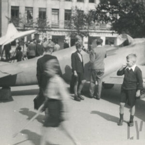 grupa dzieci stoją przy makiecie samolotu