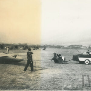 pojazd holujący szybowiec po trawiastym lądowisku