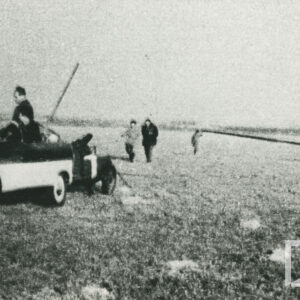 szybowiec holowany przez pojazd mechaniczny na trawiastym lądowisku