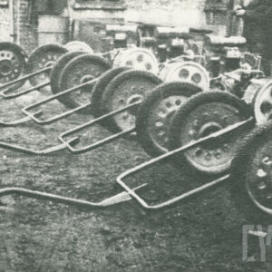 urządzenia mechaniczne na kołach ustawione w szeregu