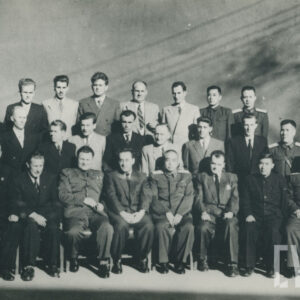 grupa elegancko ubranych mężczyzn z Polski i Chin pozujących do fotografii