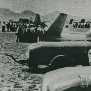 pojazdy mechaniczny na kołach, ustawione obok szybowców otoczonych grupami ludzi