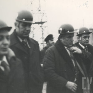 mężczyźni w średnim wieku w kaskach budowlanych