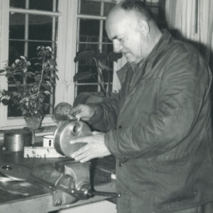 starszy mężczyzna w stroju roboczym 